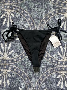 Dippin’ Daisy’s black Audrey bottoms